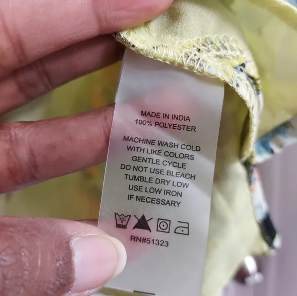 NWT Vince Camuto Blooming Floral Flutter Sleeve Blouse with Ruffled Details - Picture 7 of 14